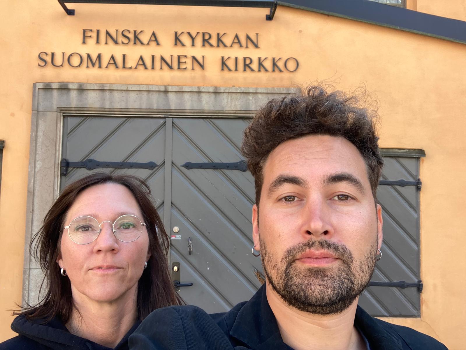 Image of Tanja and Mikael outside the Finnish Church